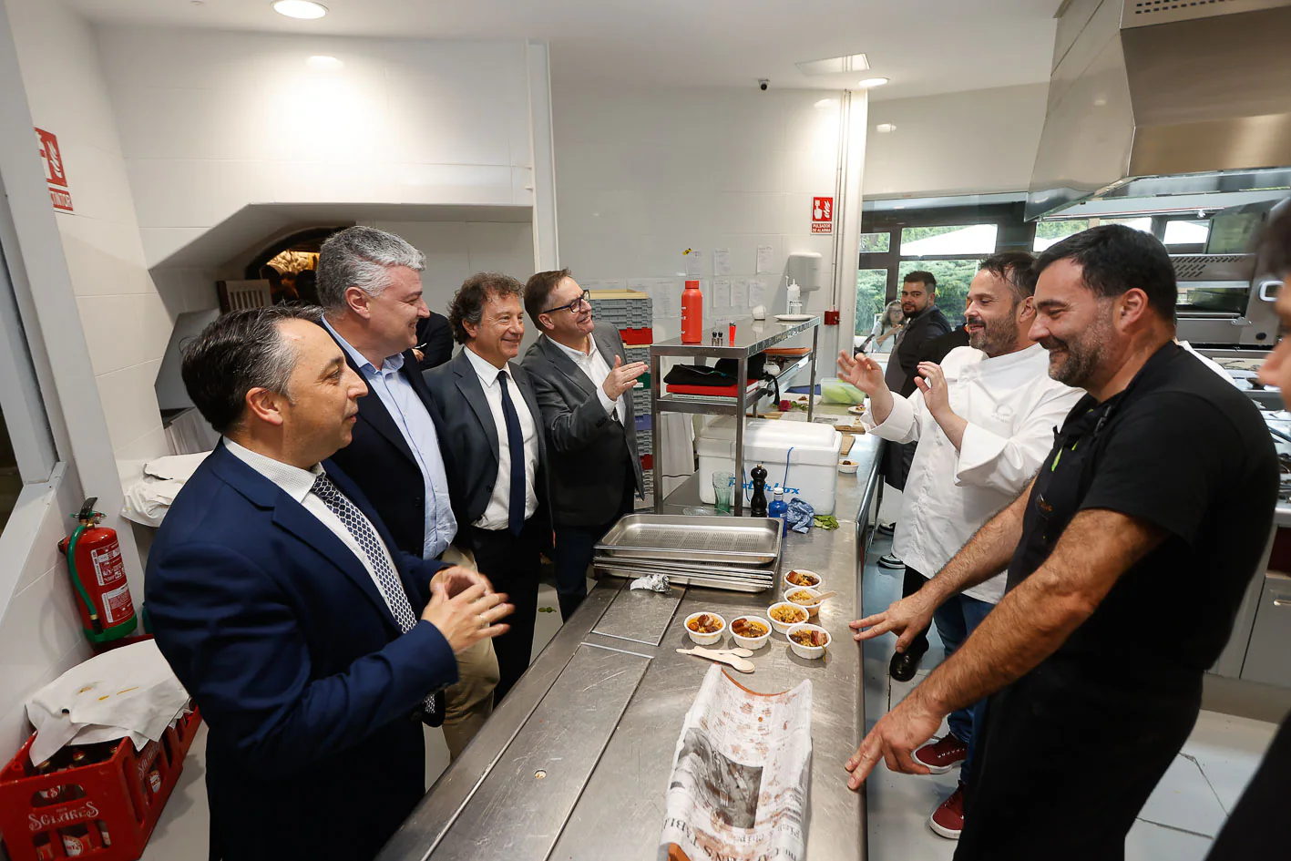 El consejero Pablo Palencia y el alcalde Carlos Caramés, junto con el director de El Diario, Íñigo Noriega, felicitaron a los cocineros tras el servicio.